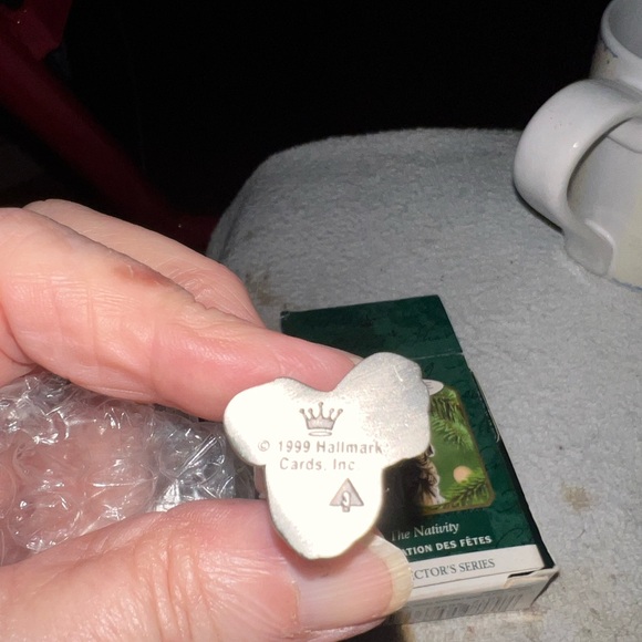 Keepsake Ornament The Nativity 1999 - Picture 4 of 5